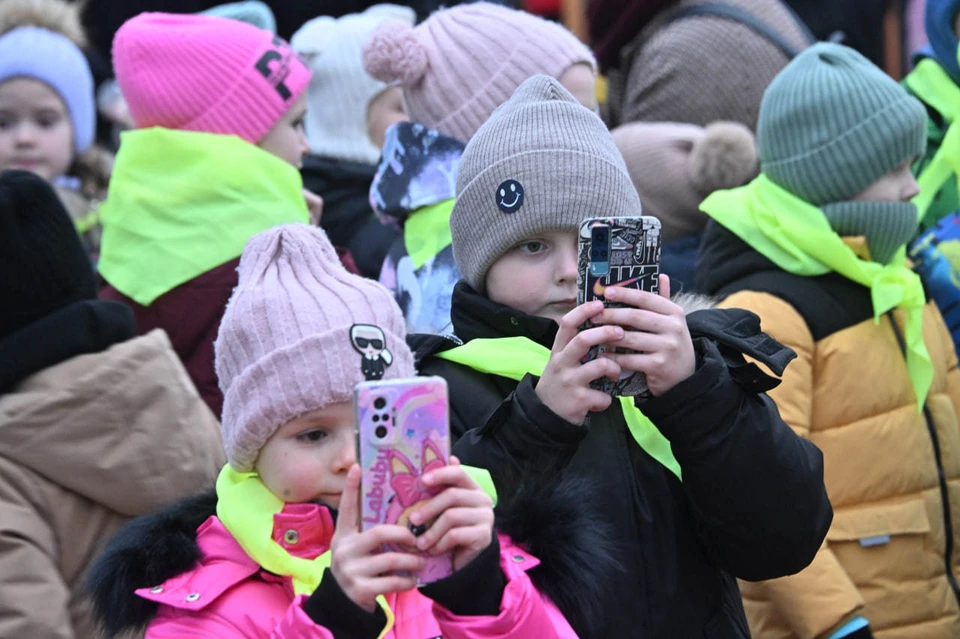 NYT: Использование мобильного телефона детьми до 12 лет опасно для здоровья