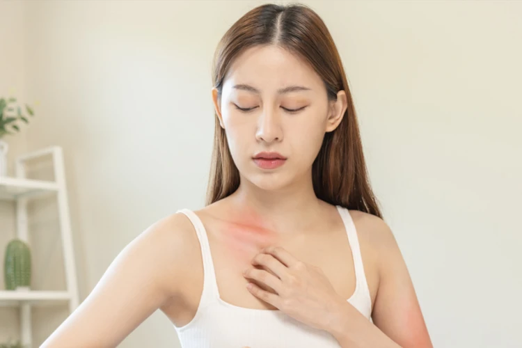 Почему чешется грудь: толкование примет и народных суеверий