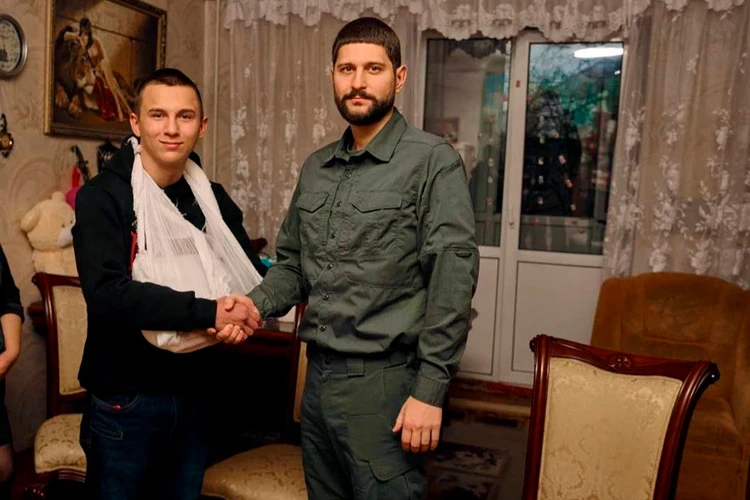 Сначала чуть не выгнали из школы, а потом наградили: Донецкий подросток стал героем в 14 лет