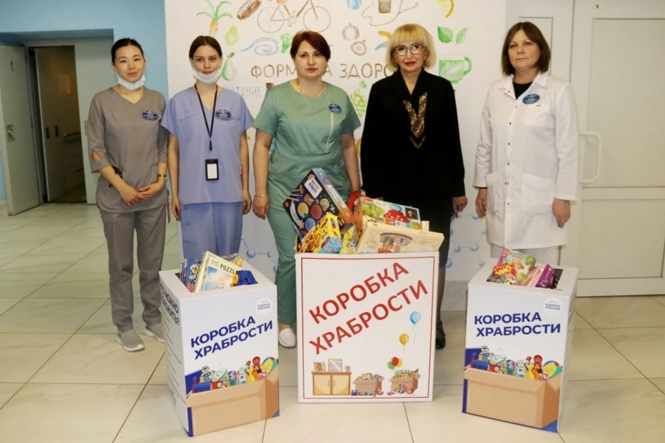 Глава гордумы передала «Коробки храбрости» для маленьких пациентов.