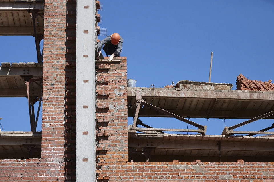 Пострадавший, выполняя монтажные работы при строительстве здания, упал с высоты шестого этажа