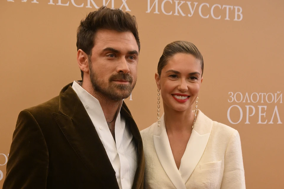 Петр и Агата поженились в августе.