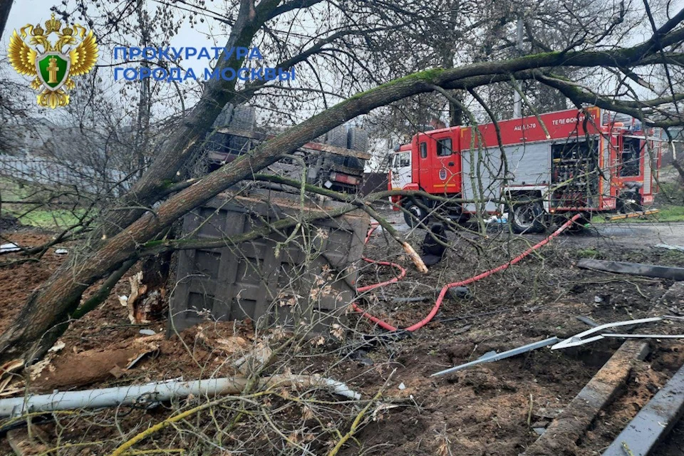 Неуправляемый грузовик протаранил несколько машин в ТиНАО
