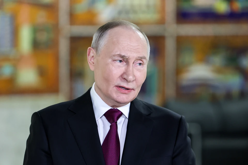 Владимир Путин вышел к журналистам после пленарного заседания инвестиционного форума ВТБ "Россия зовет!". Фото: Александр Казаков/пресс-служба президента РФ/ТАСС