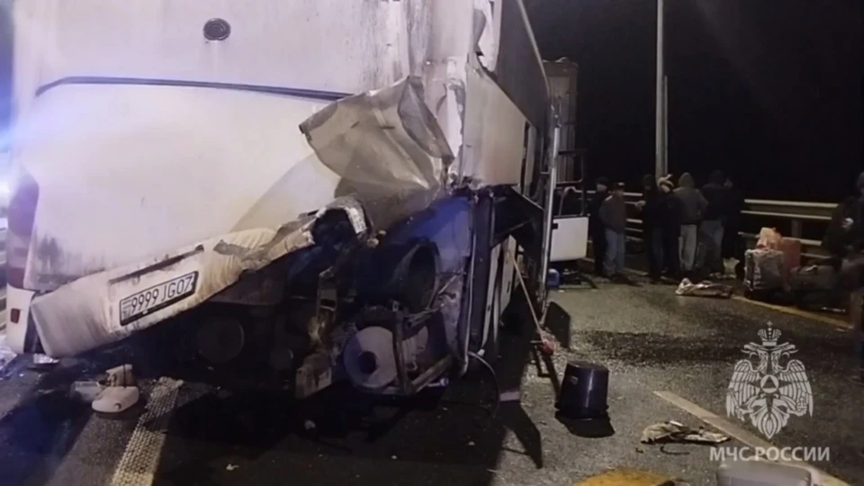 Для ликвидации последствий аварии привлекались спасатели МЧС.