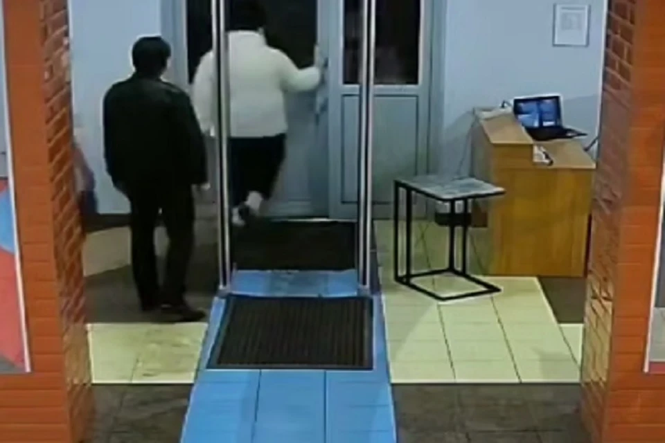 Женщина пришла в школу и устроила скандал. Фото: Русская община.