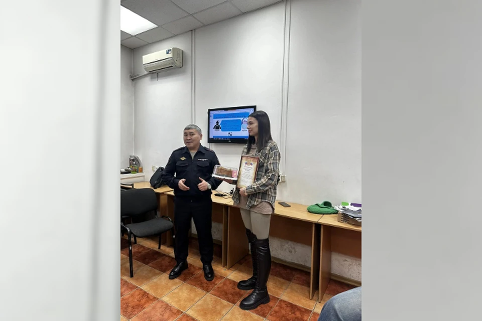 В Бурятии оператор сотовой связи спасла пенсионерку от мошенников.