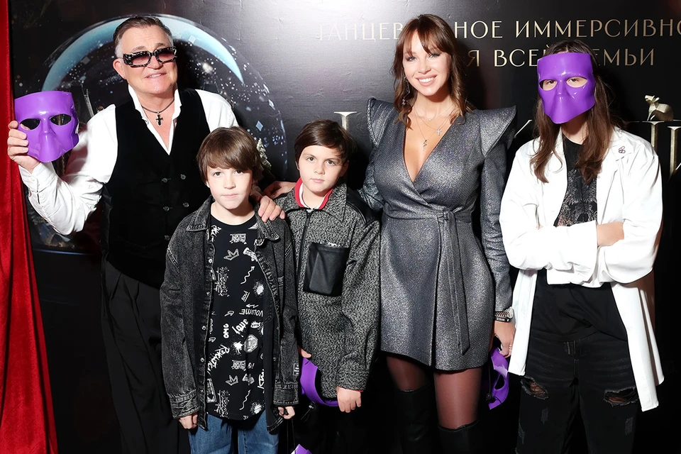 Дмитрий и Полина Дибровы с детьми. Фото: Гена Авраменко