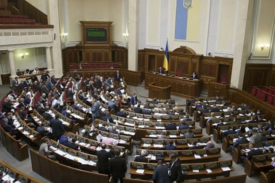 Депутаты Рады подняли себе зарплату в три раза