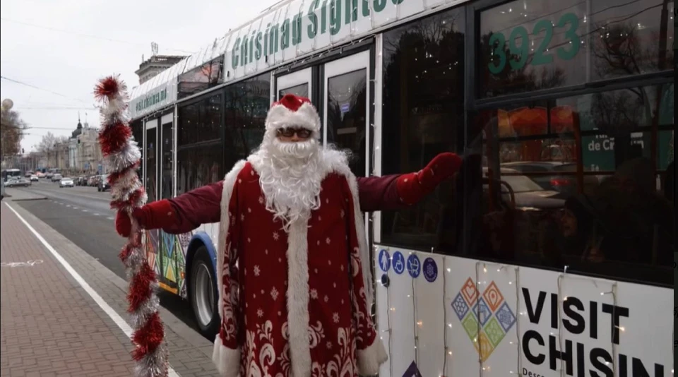 В Кишиневе начинает курсировать троллейбус с Дедом Морозом. Фото: скрин с видео
