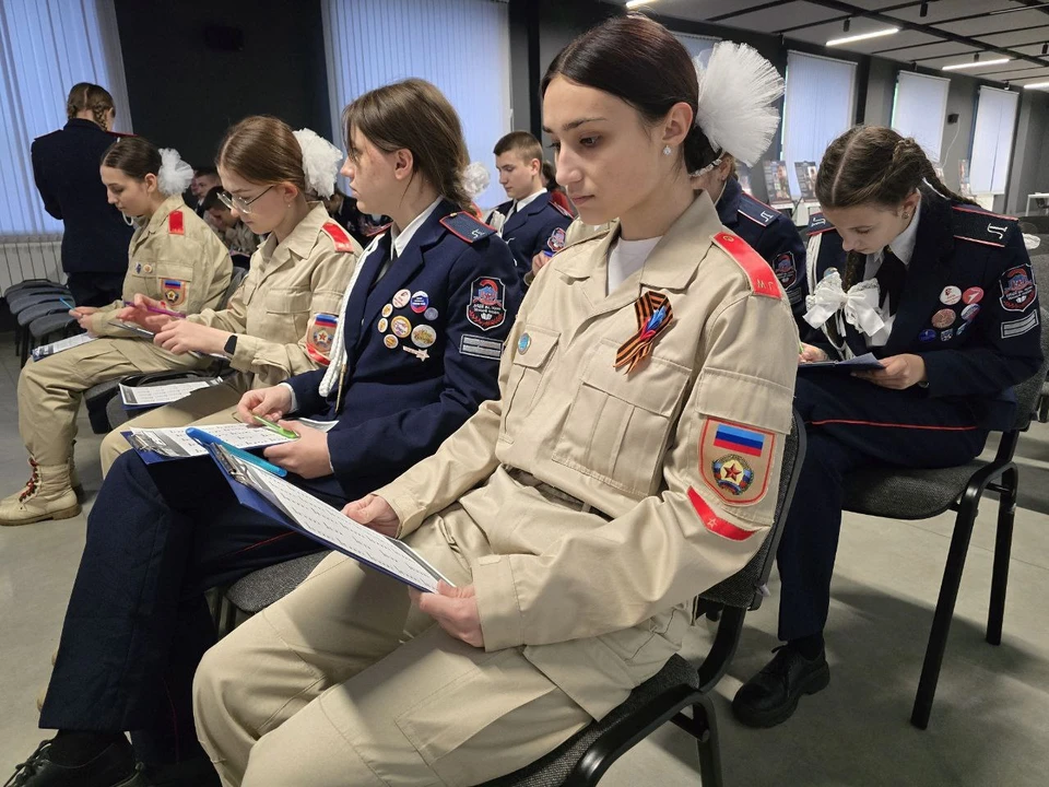 Студенты и школьники проверяют свои знания. Фото: «Россия - моя история»