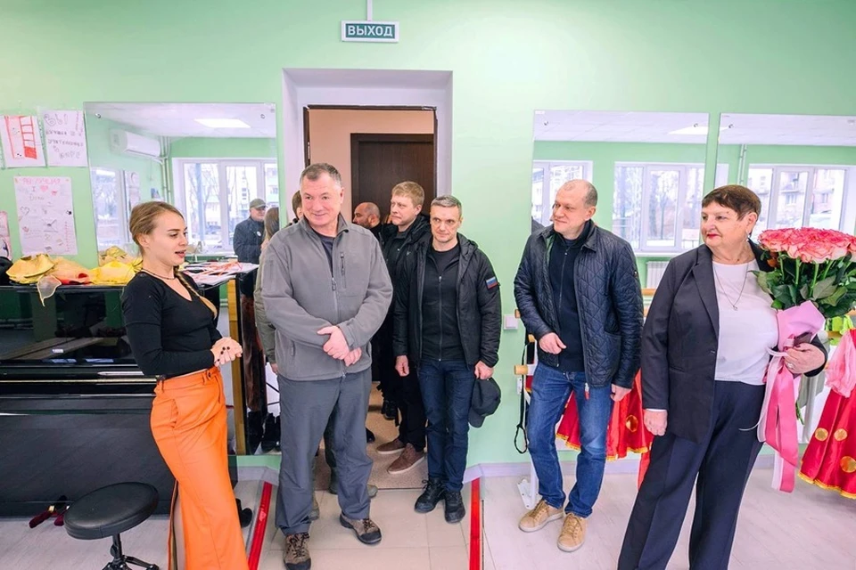 Хуснуллин поздравил мариупольскую школу искусств с 50-летием со дня основания. Фото: ТГ/Хуснуллин
