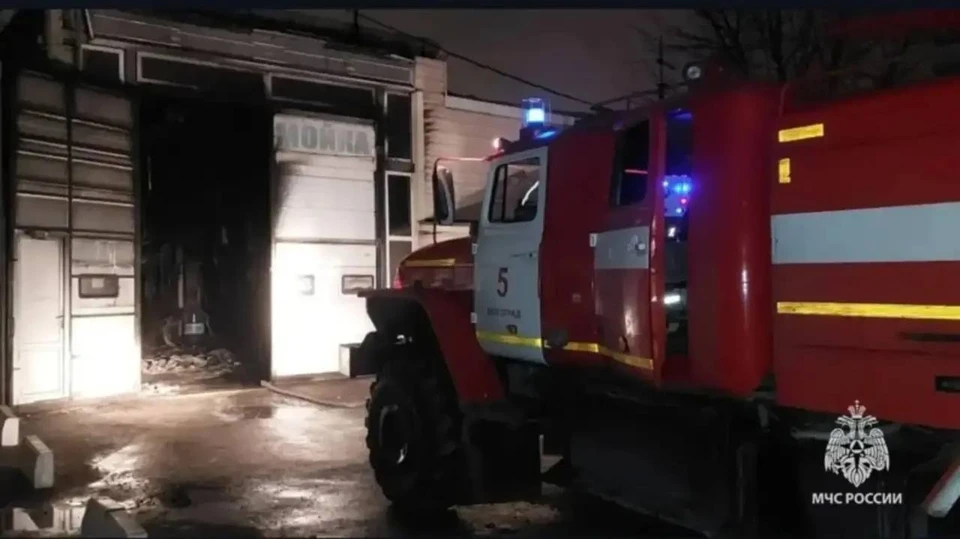 Огонь быстро перекинулся на боксы.