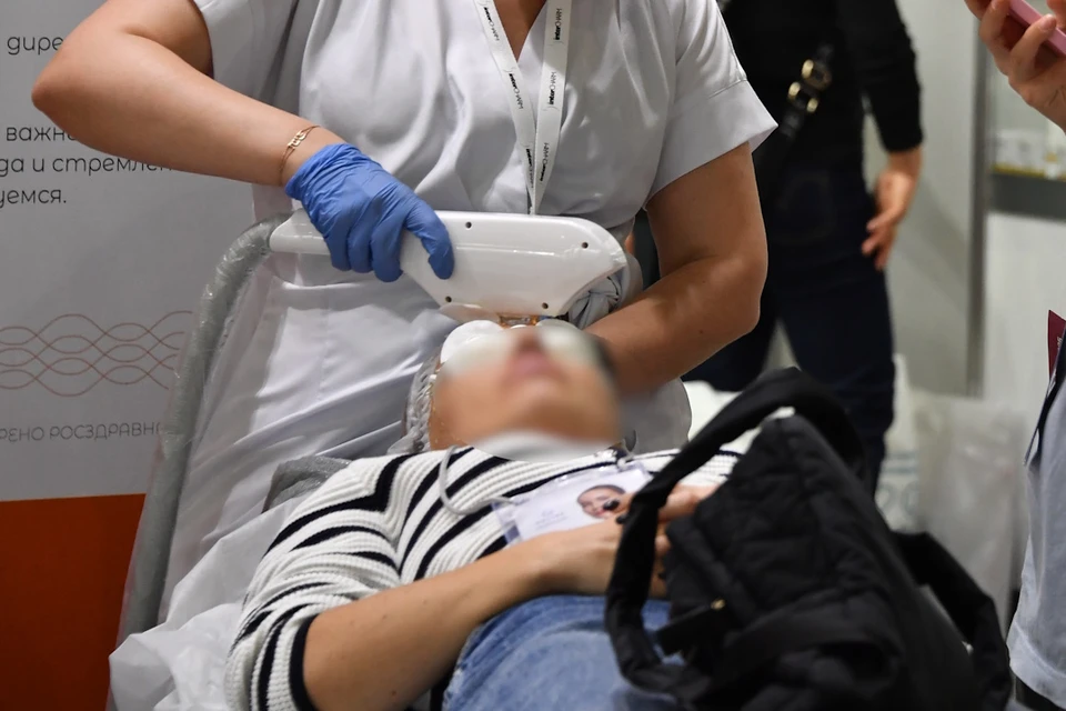 Несколько жительниц Махачкалы пожаловались на последствия работы косметолога.