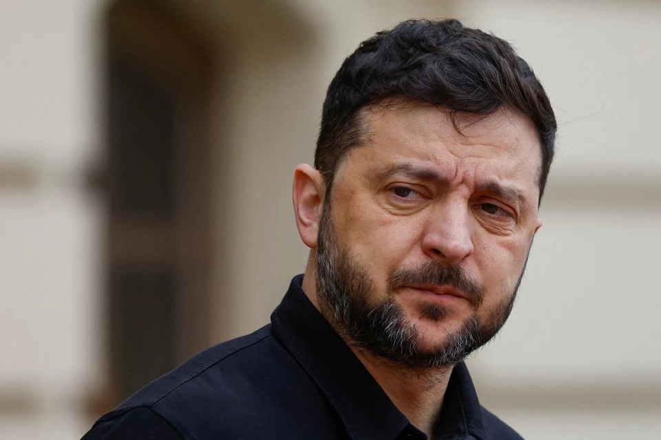 Владимир Зеленский сообщил, что в понедельник срочно вылетает в Лондон