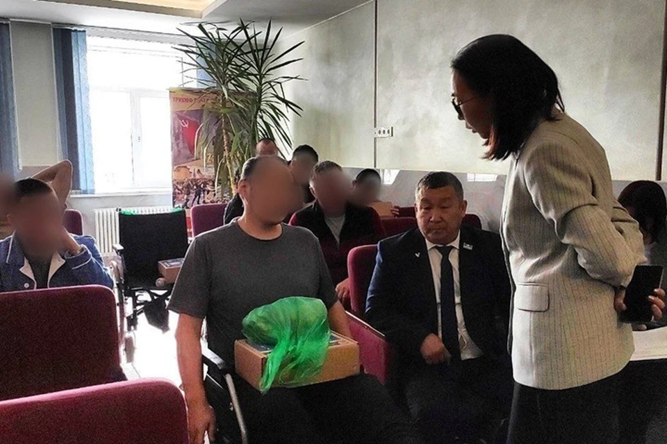 Первый зампред правительства Якутии навестил бойцов в хабаровском госпитале. Фото: телеграм-канал Дмитрия Садовникова