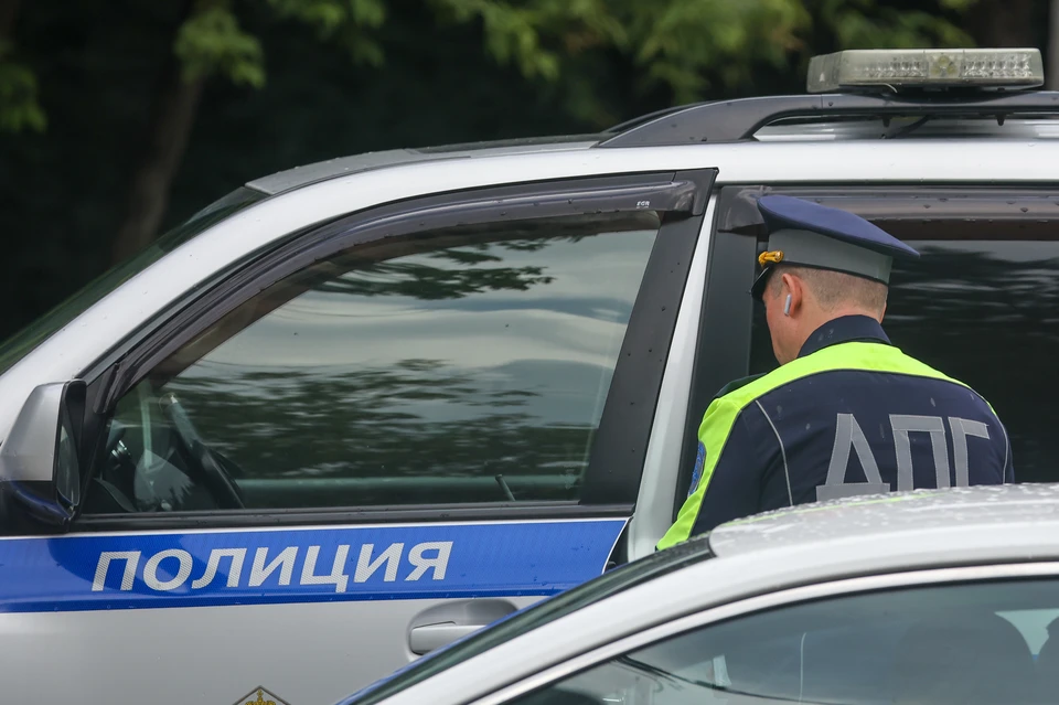 Инспектор ГАИ в Москве на ходу остановил фуру, водителю которой стало плохо