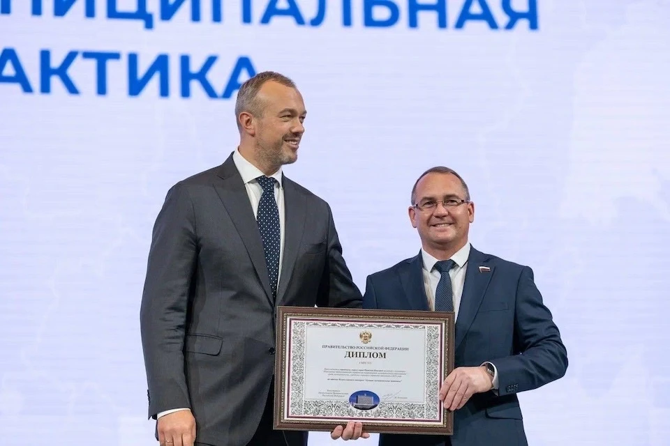 Награду на всероссийском форуме-выставке «Большие решения малой Родины» получил Евгений Чинцов