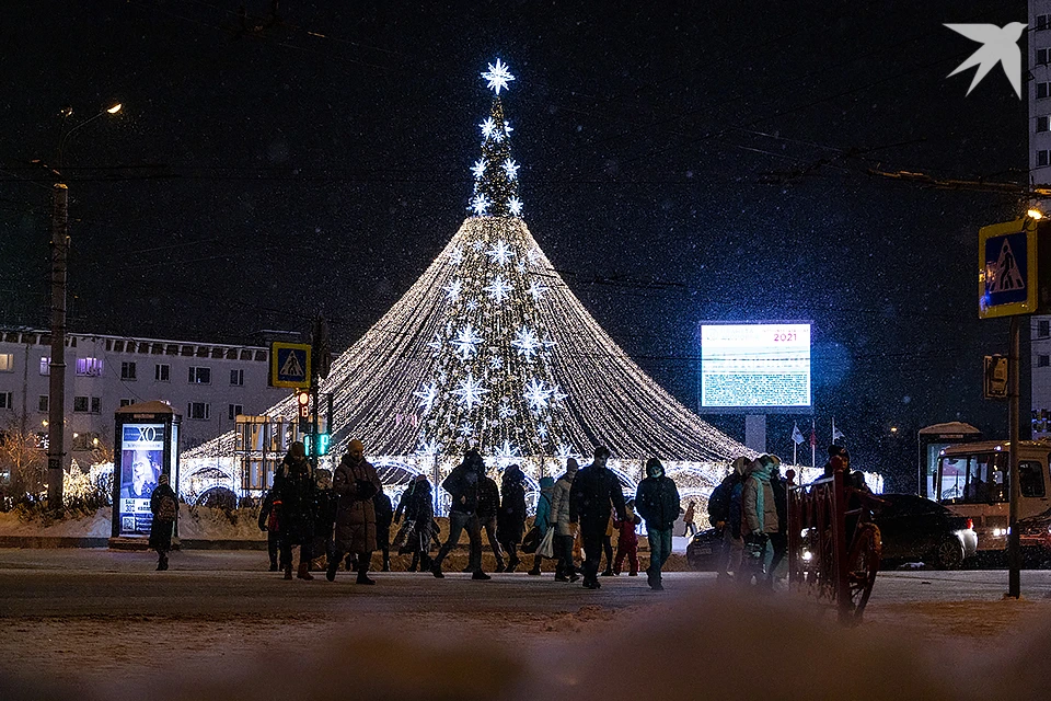 Главные елки пройдут в Ледовом дворце спорта в Мурманске: с 12 по 14 декабря будут идти показы интерактивного спектакля «Тайна часов вечности» в стиле стимпанк.
