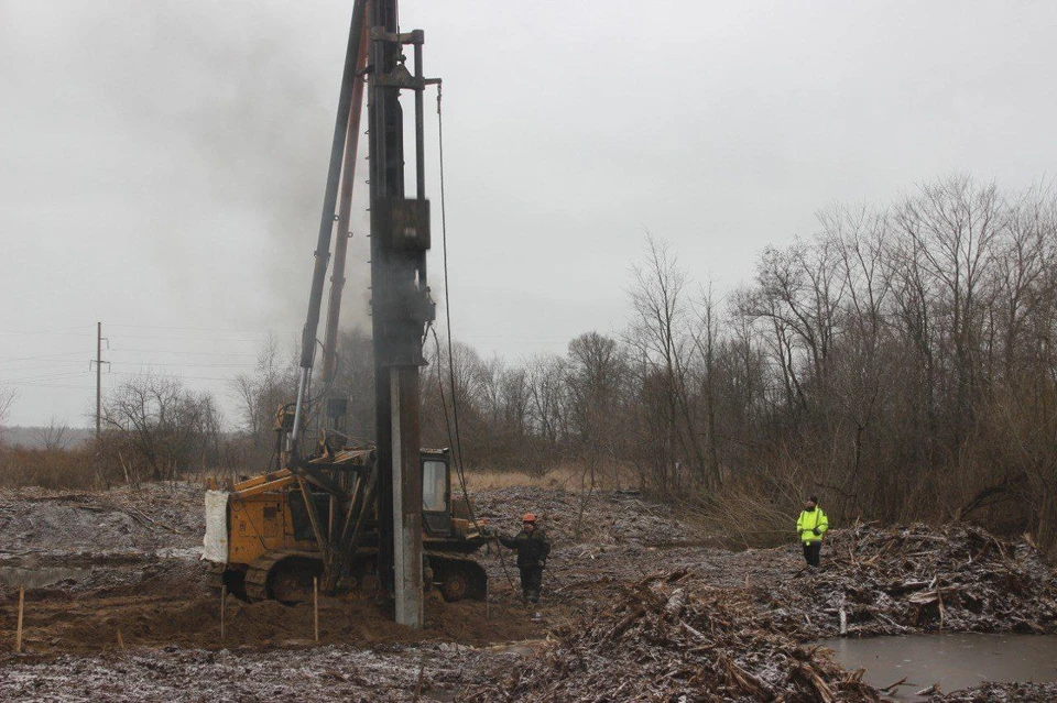 В течение нескольких недель подрядчик будет проводить испытания, а после – начнет забивать сваи для будущих опор. Фото: t.me/RVEfimov