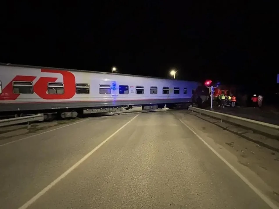 Поезд смял легковушку. Фото: Южная транспортная прокуратура