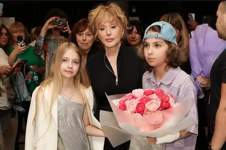 Дочь Аллы Пугачевой и Максима Галкина* показала фото из Москвы: неужели 12-летняя Лиза Галкина тайно прилетела в Россию