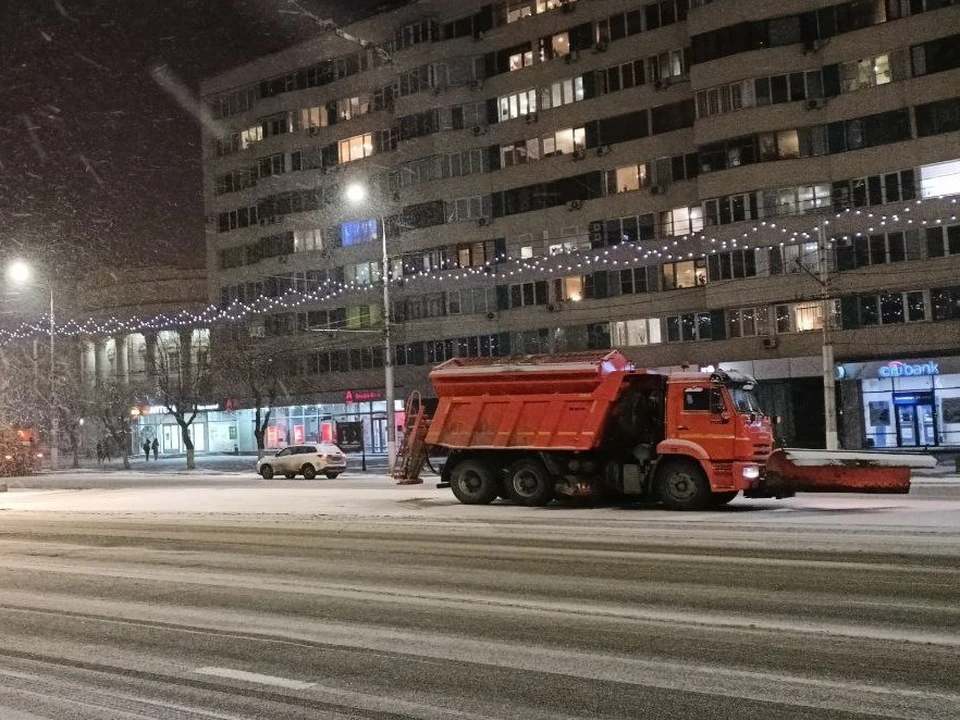 Машины вышли на дороги с началом снегопада. Фото из архива "КП".