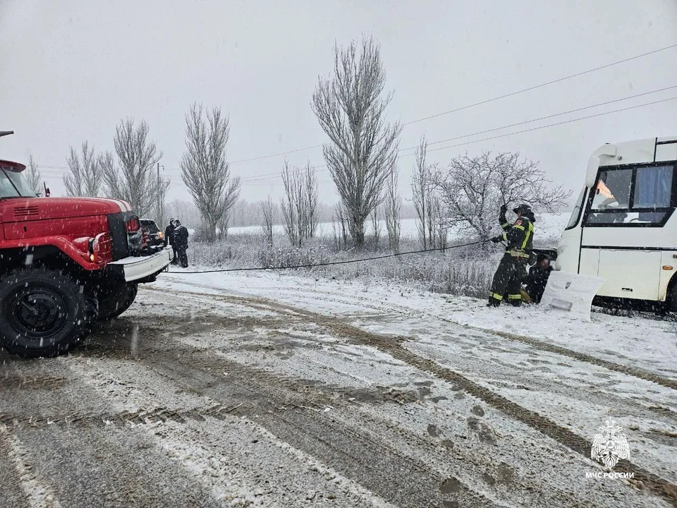 Автобус вытащили из кювета. Фото - МЧС по Запорожской области