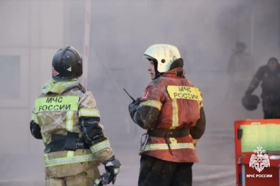 Пожар продолжают тушить в торговом центре «Баянгол» в Улан-Удэ.