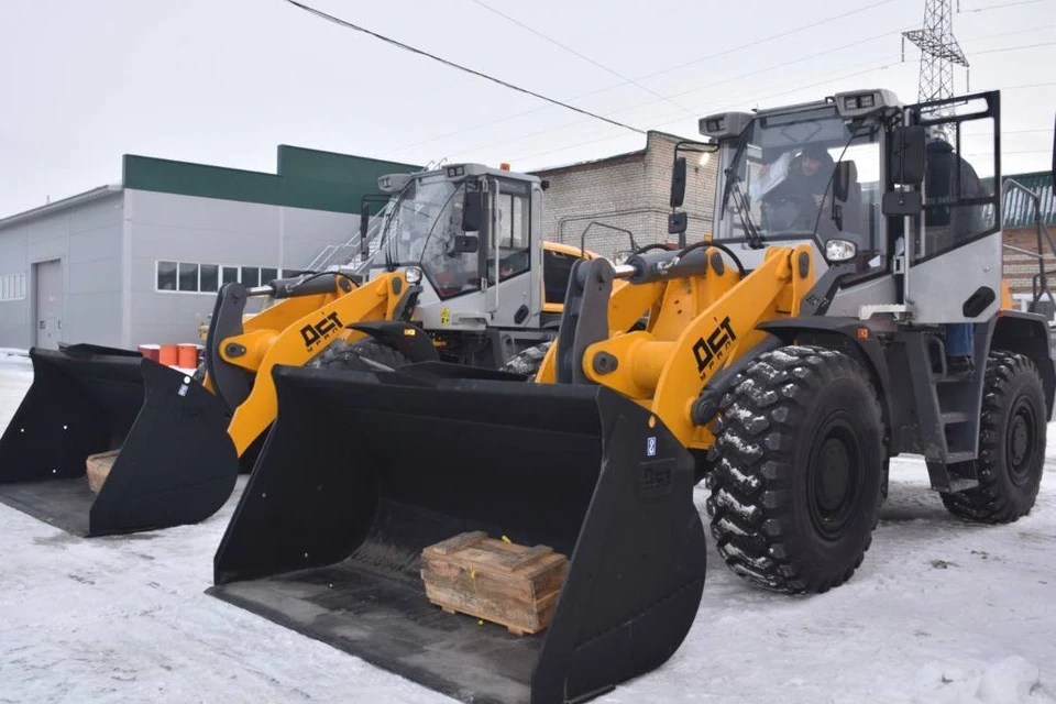 Экскаваторы, самосвалы, погрузчики и другая техника поступили в автопарки 14 городов