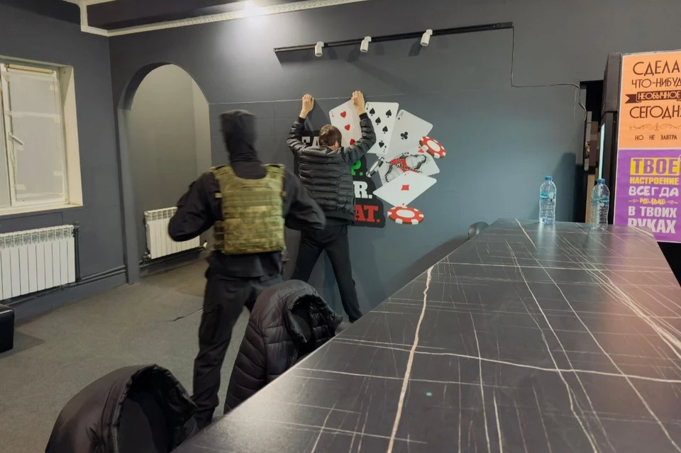 При обыске помещения было изъято игровое оборудование, включавшее 10 покерных столов, фишки, карты, а также мобильные телефоны и деньги