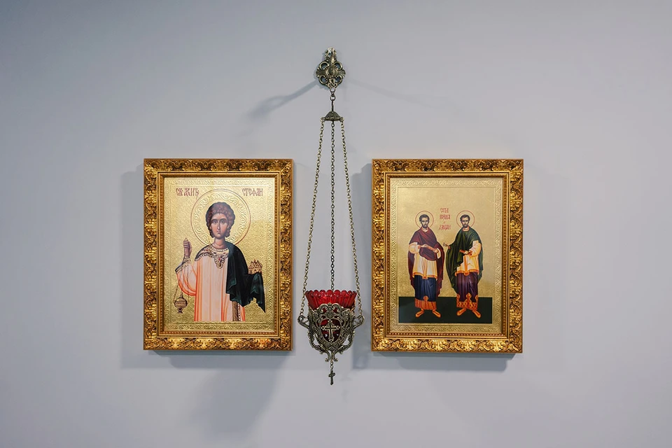 Сообщества дизайнеров гудят: заказчики все чаще просят включать в интерьер православную атрибутику. Фото: krsmanovic/Shutterstock/Fotodom