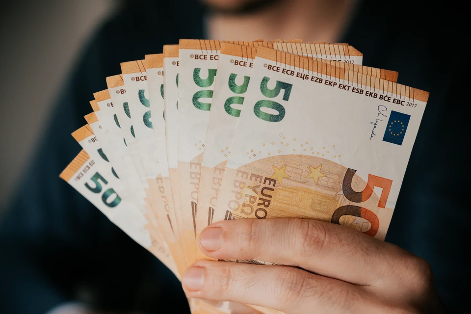 Выиграл 1,5 млрд рублей и потратил их на спасение родного городка: теперь мужчина живет в соцквартире, но ни о чем не жалеет. Фото: Barca Guillermo/Shutterstock/Fotodom