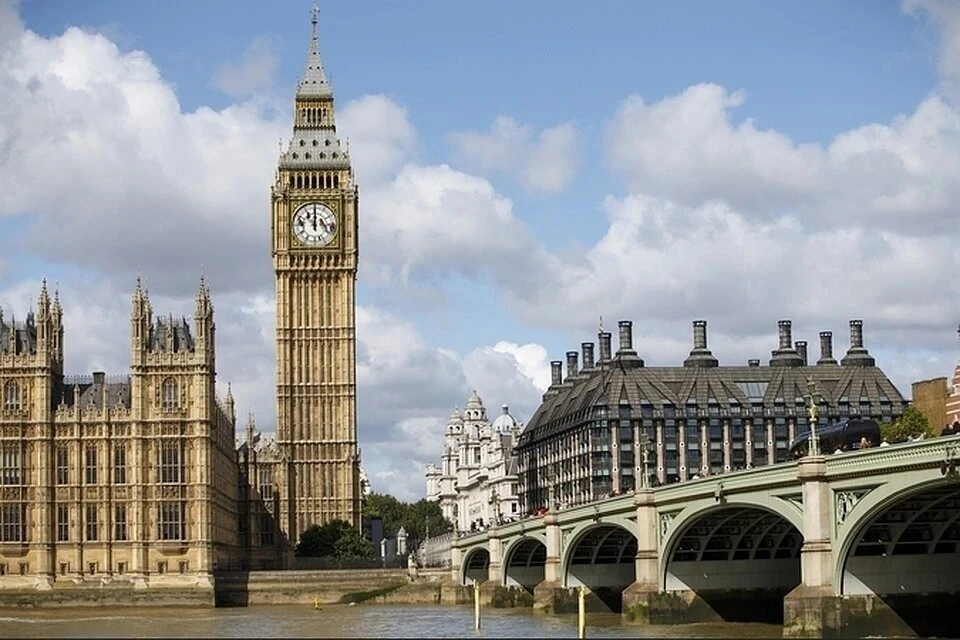 Здание парламента Британии оцепили из-за подозрительного пакета