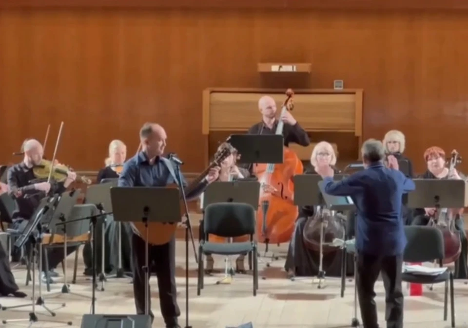 Доктор владеет игрой на фортепиано и гитаре. Фото: скриншот видео