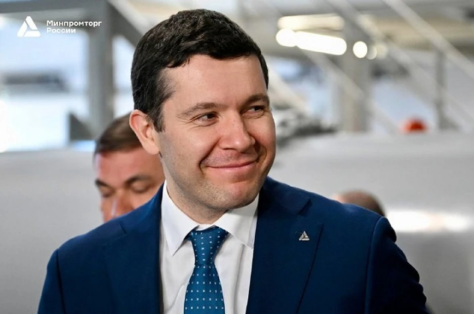 Министр провел совещание на авиационной заводе. Фото: Минпромторг РФ