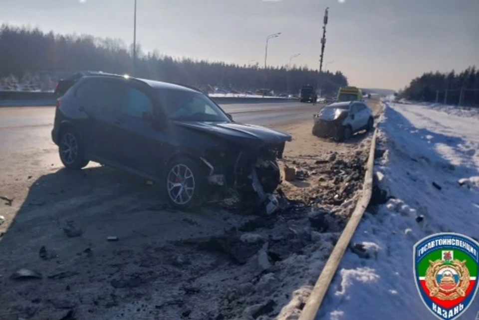 Оба водителя пострадали, а автомобили получили серьёзные повреждения. Фото: скриншот видео Госавтоинспекции Казани
