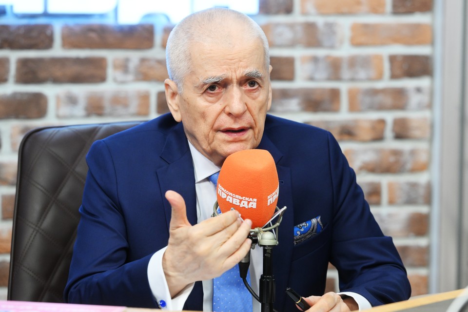 Онищенко: Курение и выпивка в кино формируют у подростков неправильные ориентиры