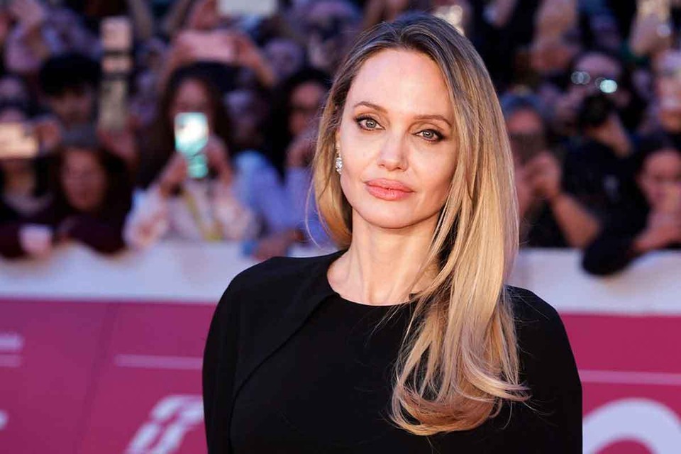 Между Джоли и Питтом  война: Суд потребовал от актрисы показать личную переписку за 8 лет  в деле есть русский водочный амбре