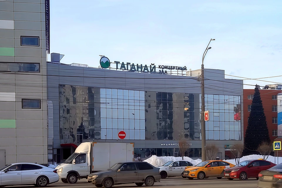 На фасаде здания на улице Труда - снова южноуральский бренд.