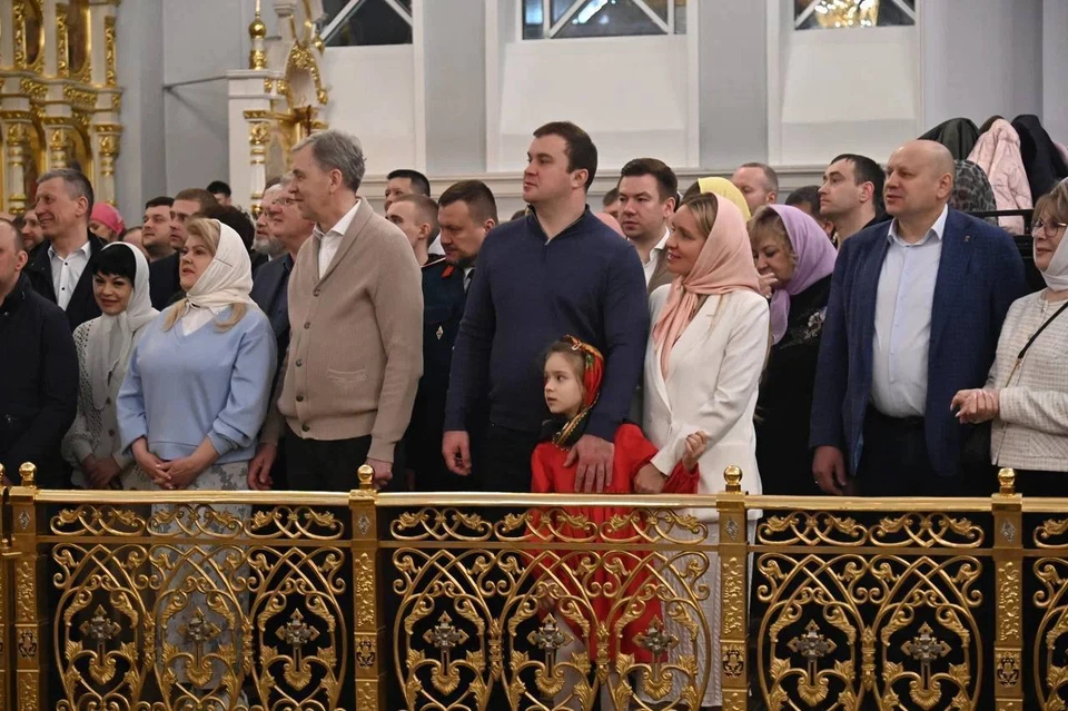 Глава региона принимает участие в пасхальном богослужении. Фото: пресс-служба правительства Омской области