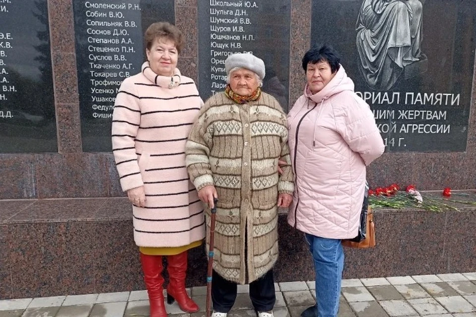 Автопрогулка провезла фронтовую медсестру по мемориалам, которые она хранит в сердце. ФОТО: Администрация Стаханова