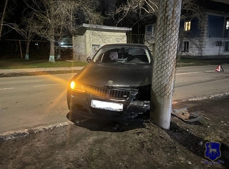 В районе дома №19 она начала поворачивать, не включив сигнал поворота, и столкнулась с автомобилем BMW 325Xi