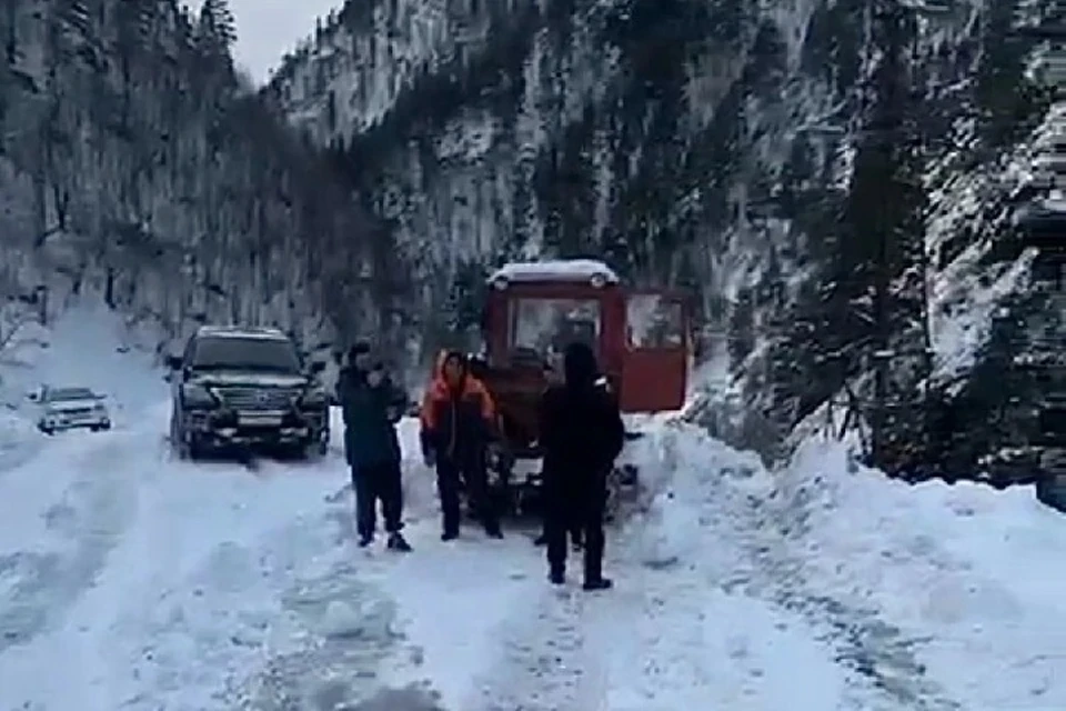В Цунтинском районе Дагестана сошла лавина и перекрыла дорогу. Фото: Дагавтодор