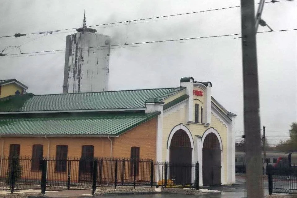 Вечером в пятницу от недостроенной высотки у железнодорожного вокзала пошел дым Фото: читатель «КП»
