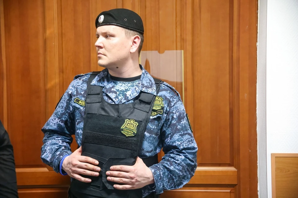 В Красноярске злостный алиментщик сбежал от судебных приставов в окно