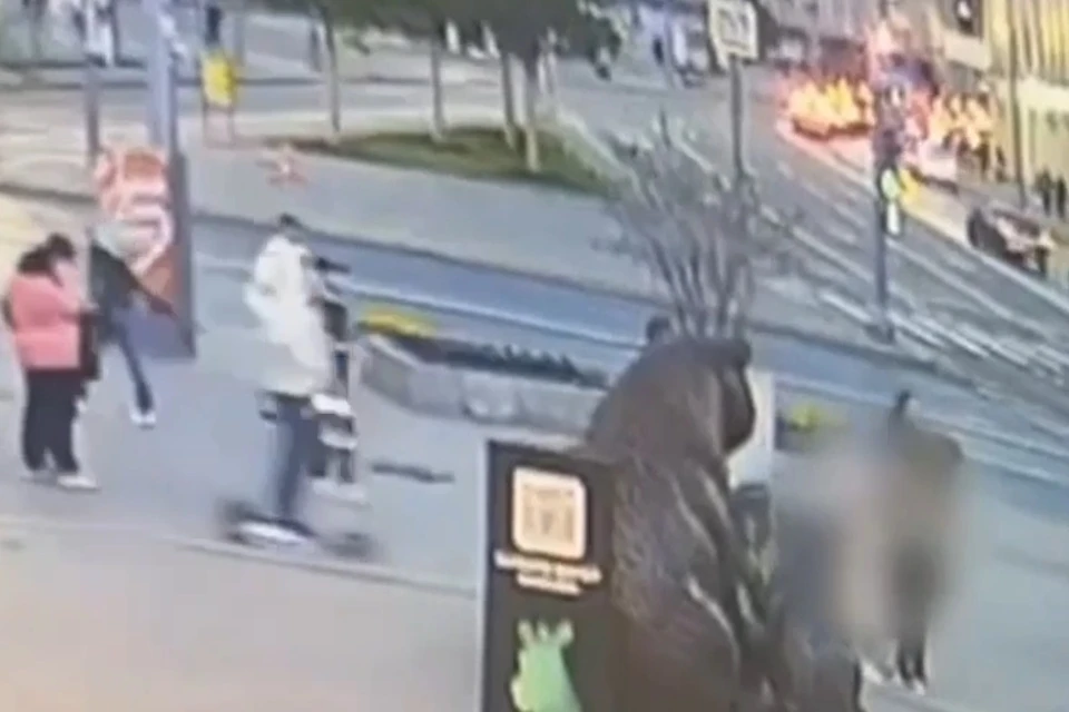 В центре Москвы самокатчик сбил 9-летнюю девочку и бросил ее на дороге