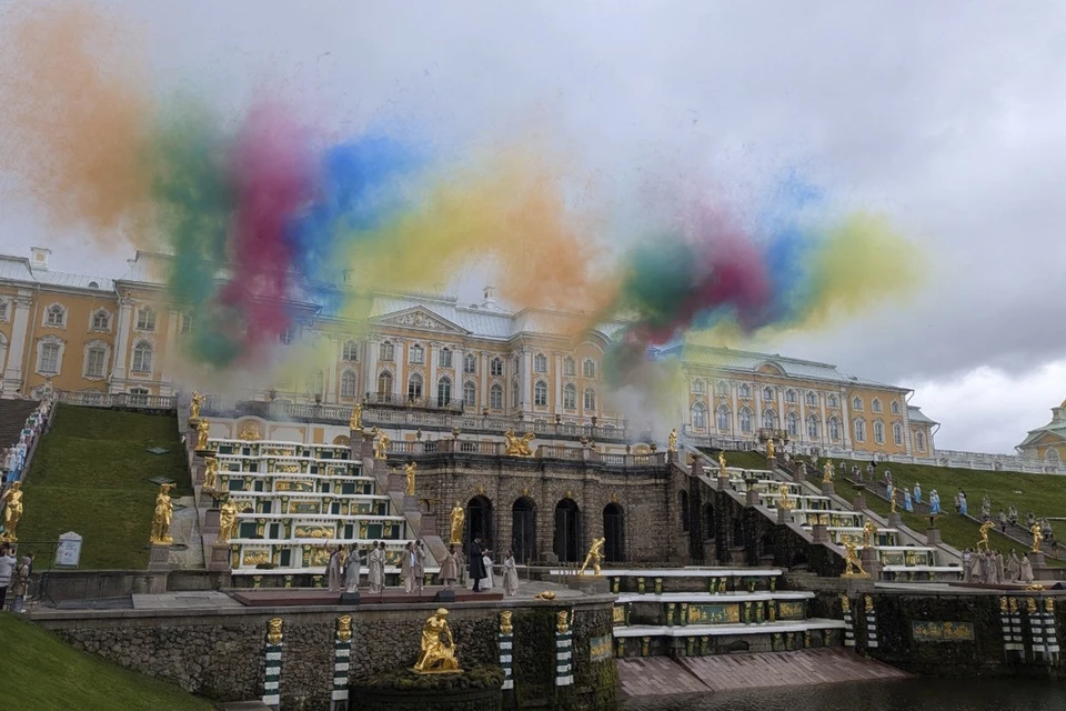 В Петергофе торжественно открыли сезон фонтанов.