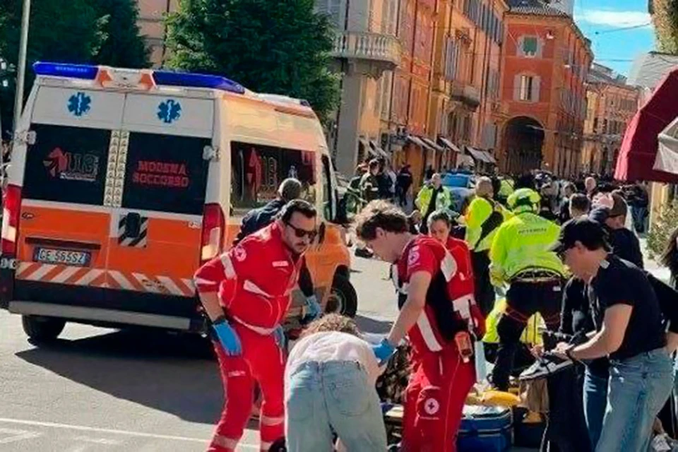 Il Giornale: машина въехала в группу людей в центре итальянского города Модена