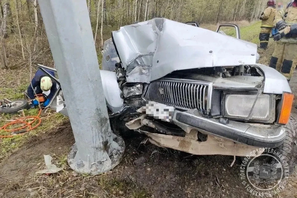 Извлеченного из салона мужчину увезли по скорой. Фото: ОГБУ «ТО ПСС»